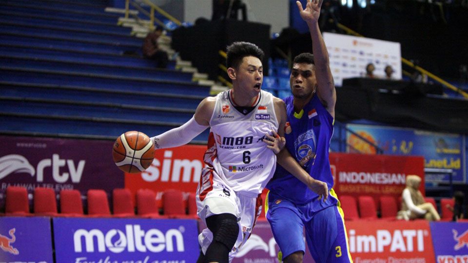 Oki Wira Sanjaya cetak 13 angka dan 3 rebound untuk kemenangan M88 Aspac atas Satya Wacana. Copyright: &copy; IBL Indonesia